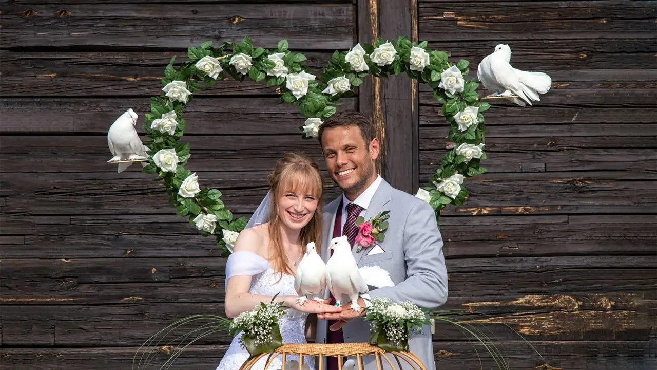 Hochzeit im Erlichthof Rietschen, Heiraten im Erlichthof Rietschen, Hochzeitstauben Dresden im Erlichthof Rietschen, Hochzeitsfotos Erlichthof Rietschen, Hochzeitstauben Oberlausitz im Erlichthof Rietschen vorm Scheunencafe, Heiraten im Scheunencafe im Erlichthof Rietschen, Heiraten in der Oberlausitz, Heiraten in der Lausitz, Spreewald_Hochzeit_Weidendom, Hochzeit im Weidendom in Schlepzig, heiraten im Spreewaldresort Seinerzeit in Schlepzig